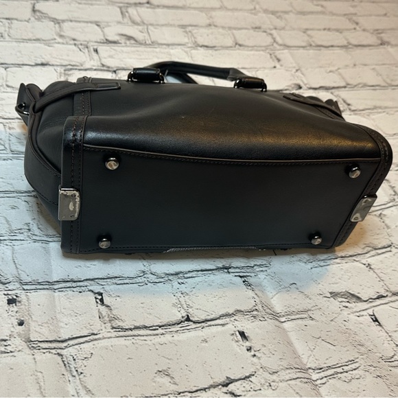 Coach Swagger - Picture 3 of 15